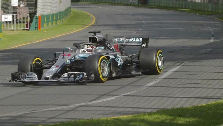 Lewis Hamilton dalam sesi balapan di GP Australia. Copyright: © INDOSPORT