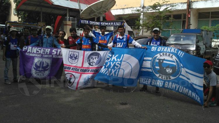 Suporter PSIS Semarang Away ke Makassar Copyright: © Reno Firhad Rinaldi/INDOSPORT