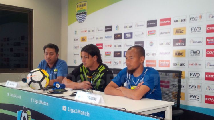 Konferensi pers Persib Bandung jelang hadapi PS TIRA Copyright: © Arif Rahman/INDOSPORT