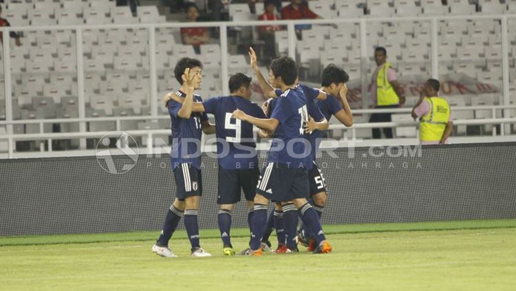 Selebrasi para pemain Jepang U-19 usai berhasil mencetak Gol ke gawang Indonesia U-19. Copyright: © Abdurrahman Ranala/INDOSPORT