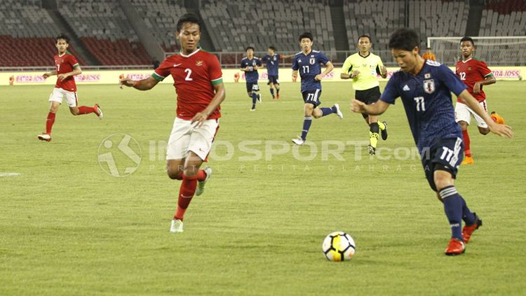 Pemain belakang Timnas U-19 menjaga ketat pergerakan pemain Jepang U-19. Copyright: © Abdurrahman Ranala/INDOSPORT