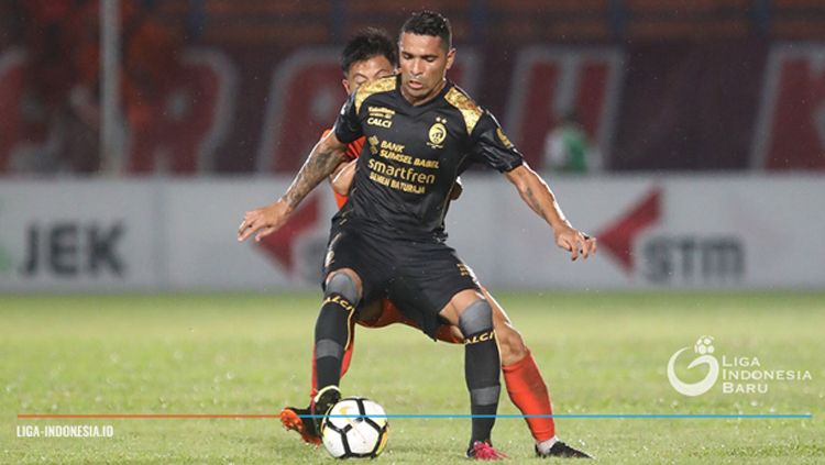 Alberto Gonçalves dijaga ketat oleh pemain Borneo FC. Copyright: © Liga Indonesia
