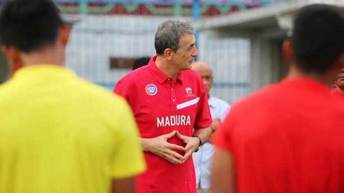 Milomir Selsija, pelatih anyar Madura United. Copyright: © tribunnews