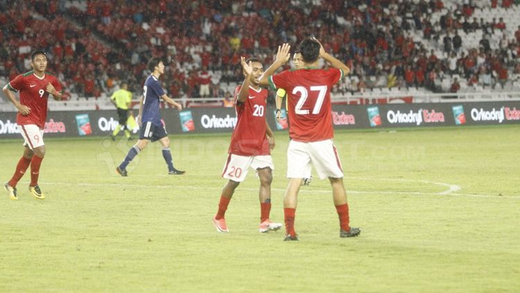 Aji Kusuma merayakan gol bersama rekannya. Copyright: © Abdurrahman Ranala/INDOSPORT