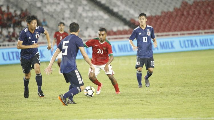 Asnawi Bahar berusaha melewati pemain Jepang U-19. Copyright: © Abdurrahman Ranala/INDOSPORT