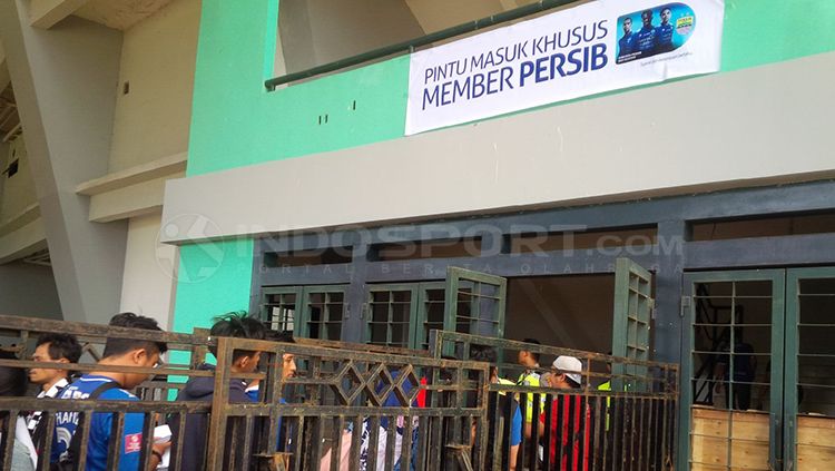 Pintu masuk khusus member Persib di Stadion GBLA. Copyright: © Arif Rahman/INDOSPORT