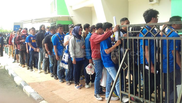 Antrean bobotoh saat akan memasuki stadion GBLA. Copyright: © Arif Rahman/INDOSPORT