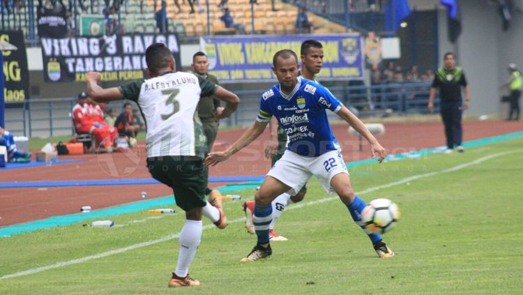 Jalannya laga Persib Bandung vs PS TIRA. Copyright: © Arif Rahman/INDOSPORT
