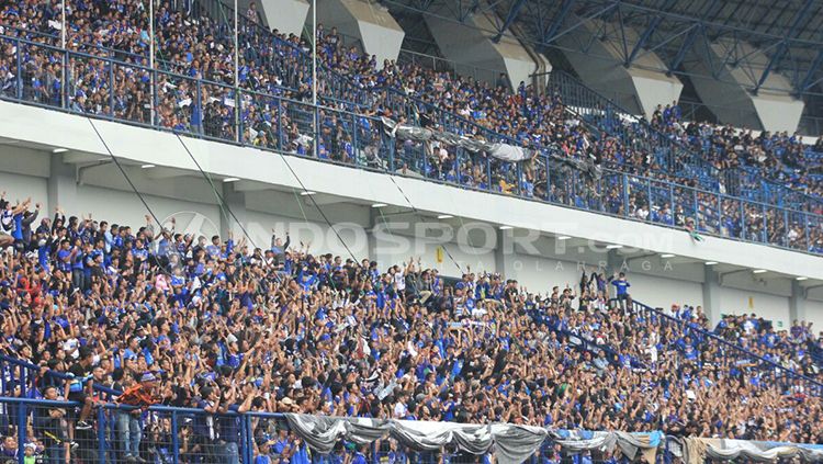 Para suporter Persib Bandung yang memenuhi stadion GBLA. Copyright: © Arif Rahman/INDOSPORT