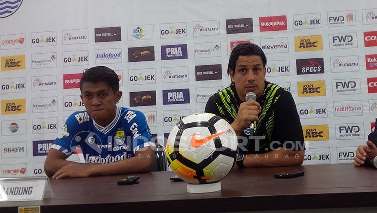 Fernando Soler saat konferensi pers. Copyright: © INDOSPORT/Arief Rahman