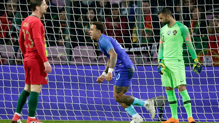 Memphis Depay saat mencetak gol ke gawang Portugal. Copyright: © INDOSPORT