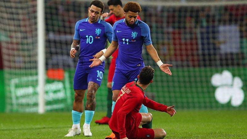 Cristiano Ronaldo pasca melakukan diving. Copyright: © INDOSPORT