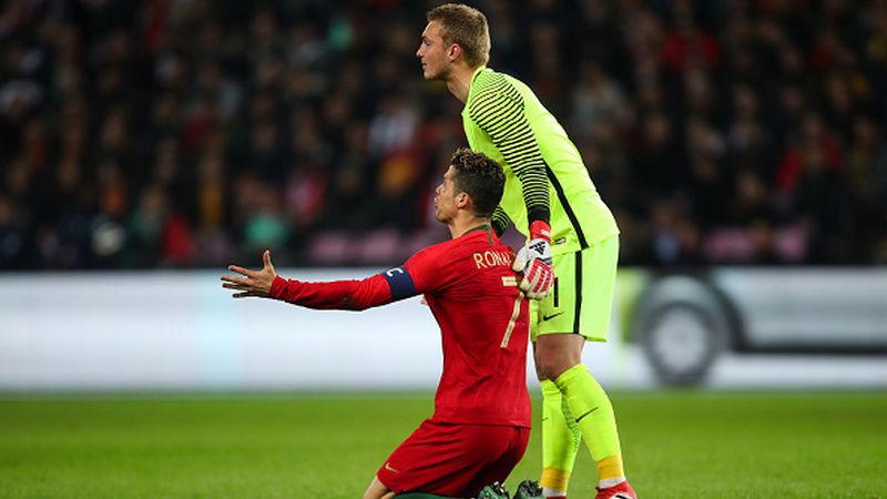 Cristiano Ronaldo pasca melakukan diving. Copyright: © INDOSPORT