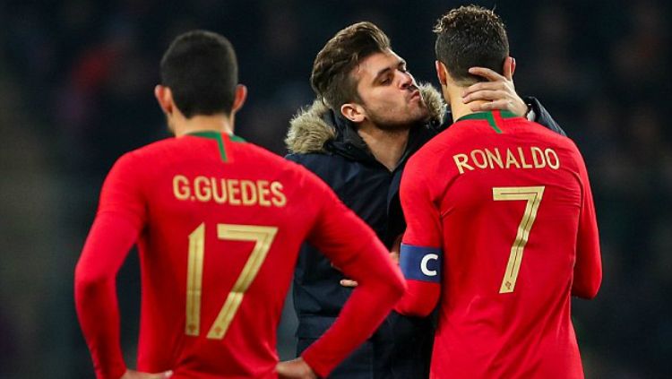 Cristiano Ronaldo nyaris dicium suporter nekat. Copyright: © INDOSPORT