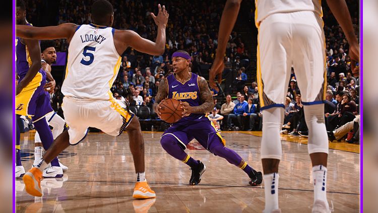 Isaiah Thomas (tengah) saat membela Lakers melawan Golden State Warriors. Copyright: © INDOSPORT