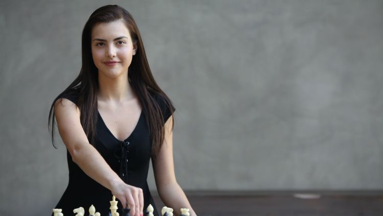 Nama Alexandra Botez mungkin masih asing di telinga, tapi dalam dunia catur ia begitu populer karena paras cantiknya. Copyright: © squarespace.com