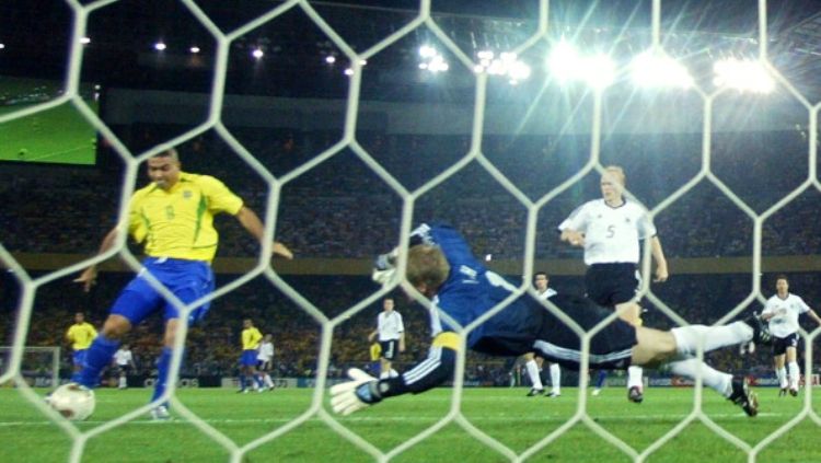 Ronaldo vs Oliver Kahn Copyright: © Getty Images