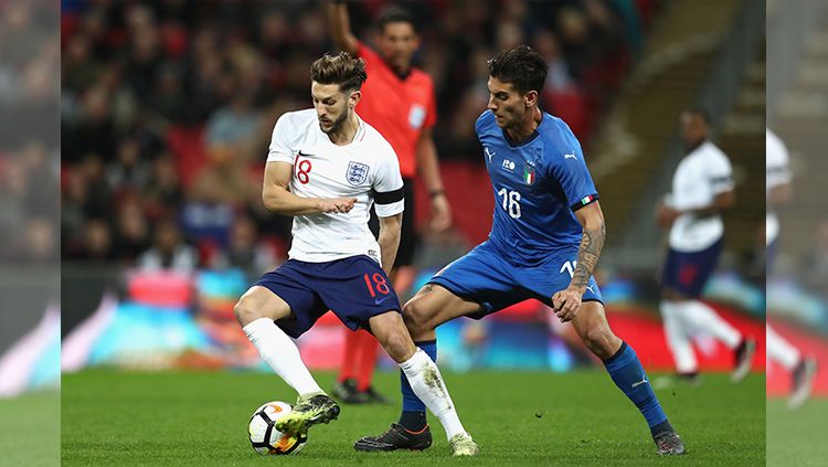 Adam Lallana yang berduel dengan Lorenzo Pellegrini. Copyright: © INDOSPORT