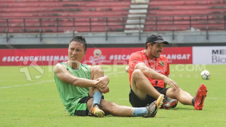 Arthur Irawan (kiri) saat latihan bersama Persebaya Surabaya. Copyright: © Fitra Herdian/INDOSPORT