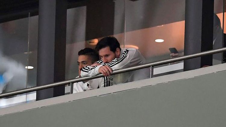 Lionel Messi menyaksikan laga Timnas Argentina vs Timnas Spanyol dari tribun VIP. Copyright: © Mirror