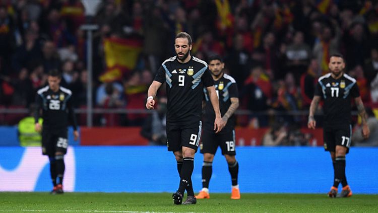 Timnas Argentina tertunduk lesu saat mereka dikalahkan oleh Timnas Spanyol 1-6. Copyright: © INDOSPORT