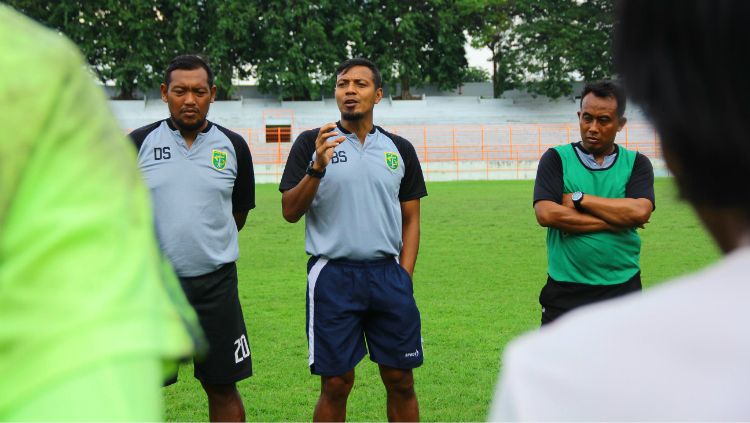 Sugiantoro, pelatih Persebaya U-19, dan Jennifer Mathews, komisioner pemerintah Australia Barat setelah melakukan kesepakatan kerja sama training camp pemain Persebaya U-19 di Perth. Copyright: © Persebaya