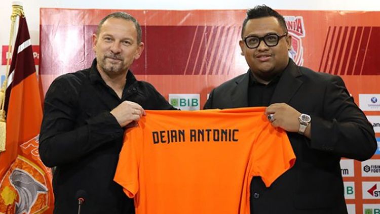 Nabil Husein perkenalkan Dejan Antonic sebagai pelatih baru Borneo FC. Copyright: © borneofc.id