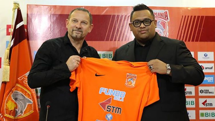 Nabil Husein perkenalkan Dejan Antonic sebagai pelatih baru Borneo FC beberapa waktu yang lalu. Copyright: © borneofc.id