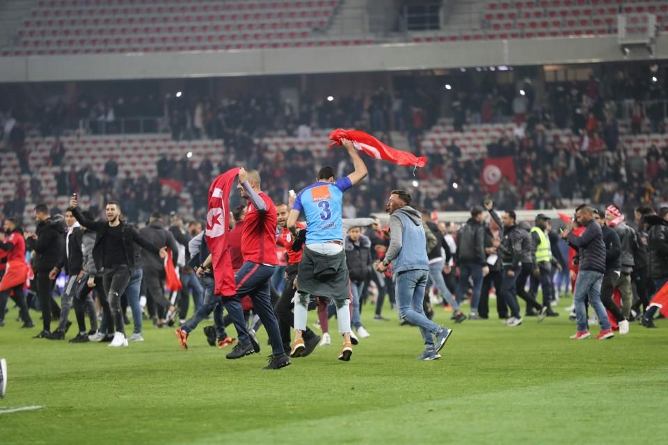 Suporter Tunisiamasuk lapangan usai laga menghadapi Kosta Rika Copyright: © The Sun