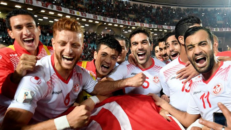 Luapan kebahagian pemain Tunisia usai memastikan lolos ke Piala Dunia 2018. Copyright: © Goal