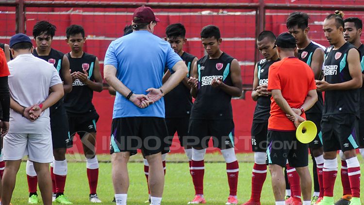 PSM Makassar dalam sesi latihan. Copyright: © Reno Firhad Rinaldi/INDOSPORT