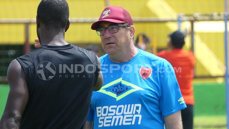 Pelatih PSM, Robert Rene Alberts (kana) saat berbincang dengan Bruce Djite Copyright: © INDOSPORT/Reno Firhad Rinaldi