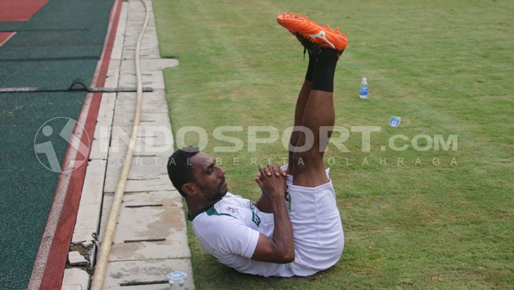 Izaac Wanggai, pemain Persebaya Surabaya saat sedang pemanasan. Copyright: © Fitra Herdian/INDOSPORT