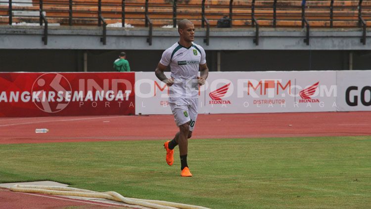 David da Silva, pemain Persebaya Surayabaya saat sedang joging. Copyright: © Fitra Herdian/INDOSPORT