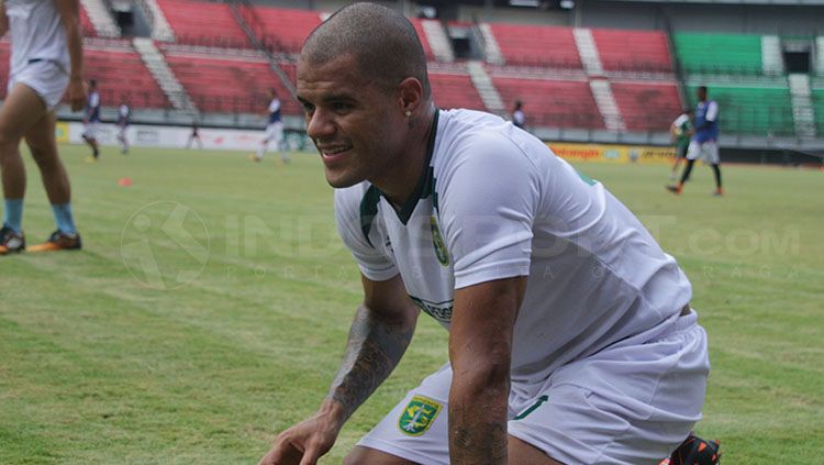 Penyerang anyar Persebaya menjalani latihan. Copyright: © Fitra Herdian/INDOSPORT