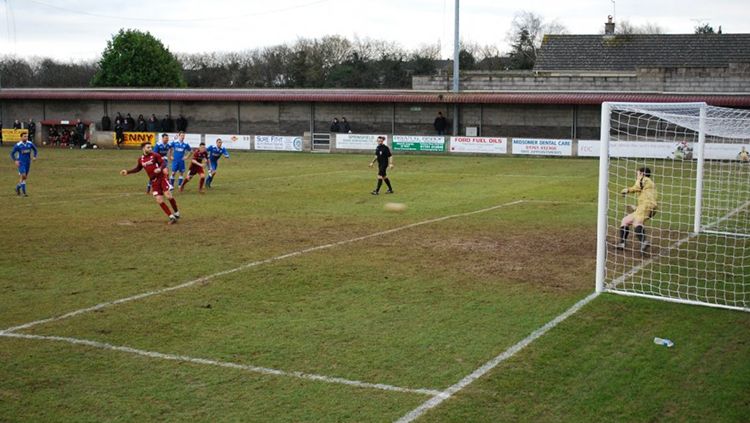 Salah satu pertandingan Biggleswade Town. Copyright: © Paulton Rovers FC Limited