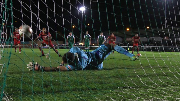 Salah satu laga Biggleswade Town (jersey hijau). Copyright: © Kettering Town Football Club