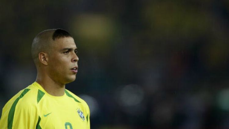 Legenda sepak bola Brasil, Ronaldo Luis Nazario de Lima, pernah membuat repot eks presiden Barcelona, Joan Gaspart. Copyright: © Getty Images