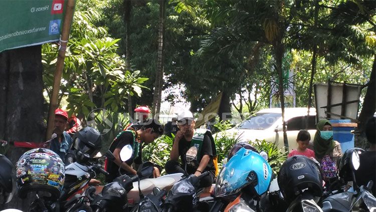 Bonek yang hadir di Stadion Surajaya, Lamongan, Jawa Timur. Copyright: © Fitra Herdian/INDOSPORT