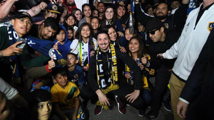 Sambutan Ibrahimovic saat tiba di Los Angeles Copyright: © The Sun