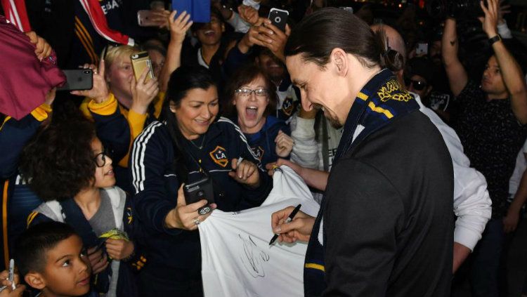 Sambutan Ibrahimovic saat tiba di Los Angeles Copyright: © The Sun