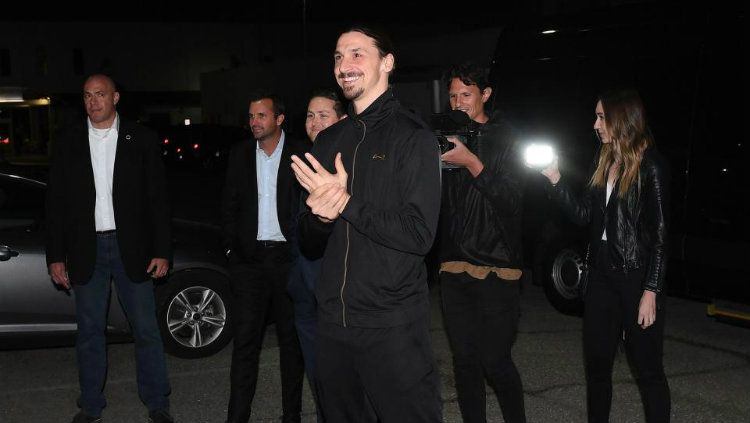 Sambutan Ibrahimovic saat tiba di Los Angeles. Copyright: © The Sun