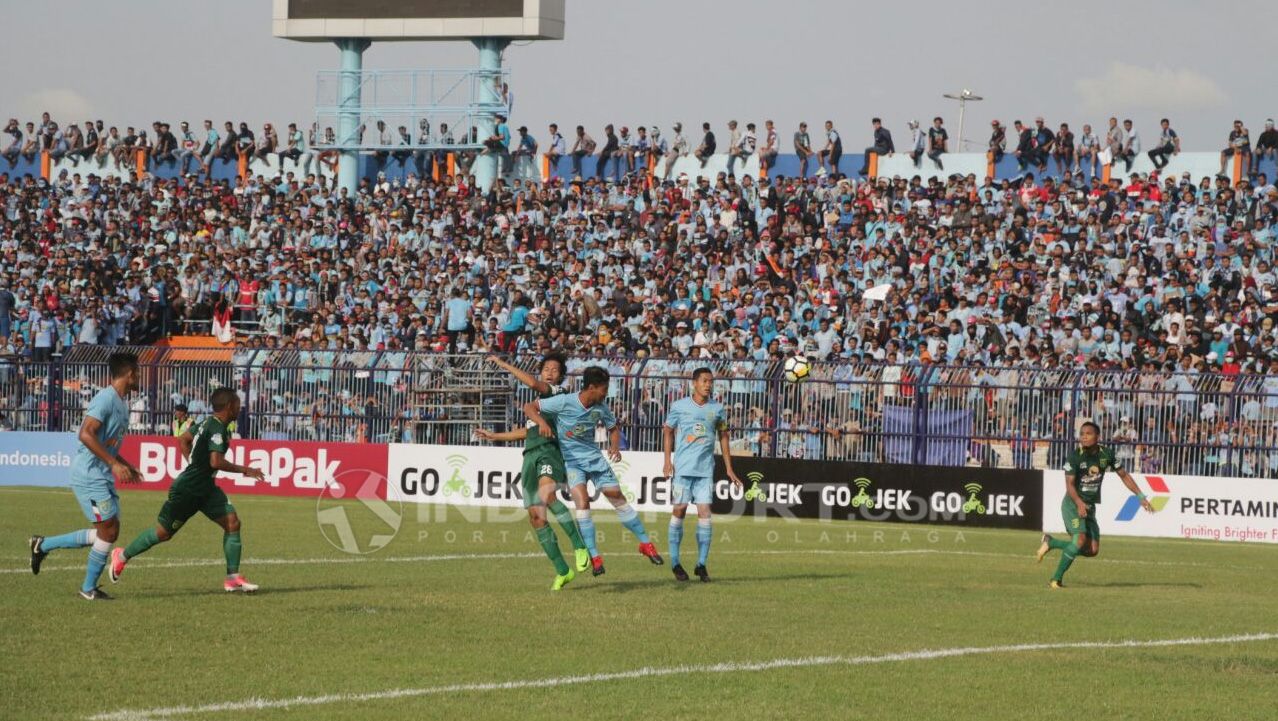 Lucky Wahyu Dwi Permana mencetak gol 'umpan silang' dalam laga Persebaya Surabaya melawan Persela Lamongan (1/7/19). Copyright: © Fitra Herdian/INDOSPORT.COM