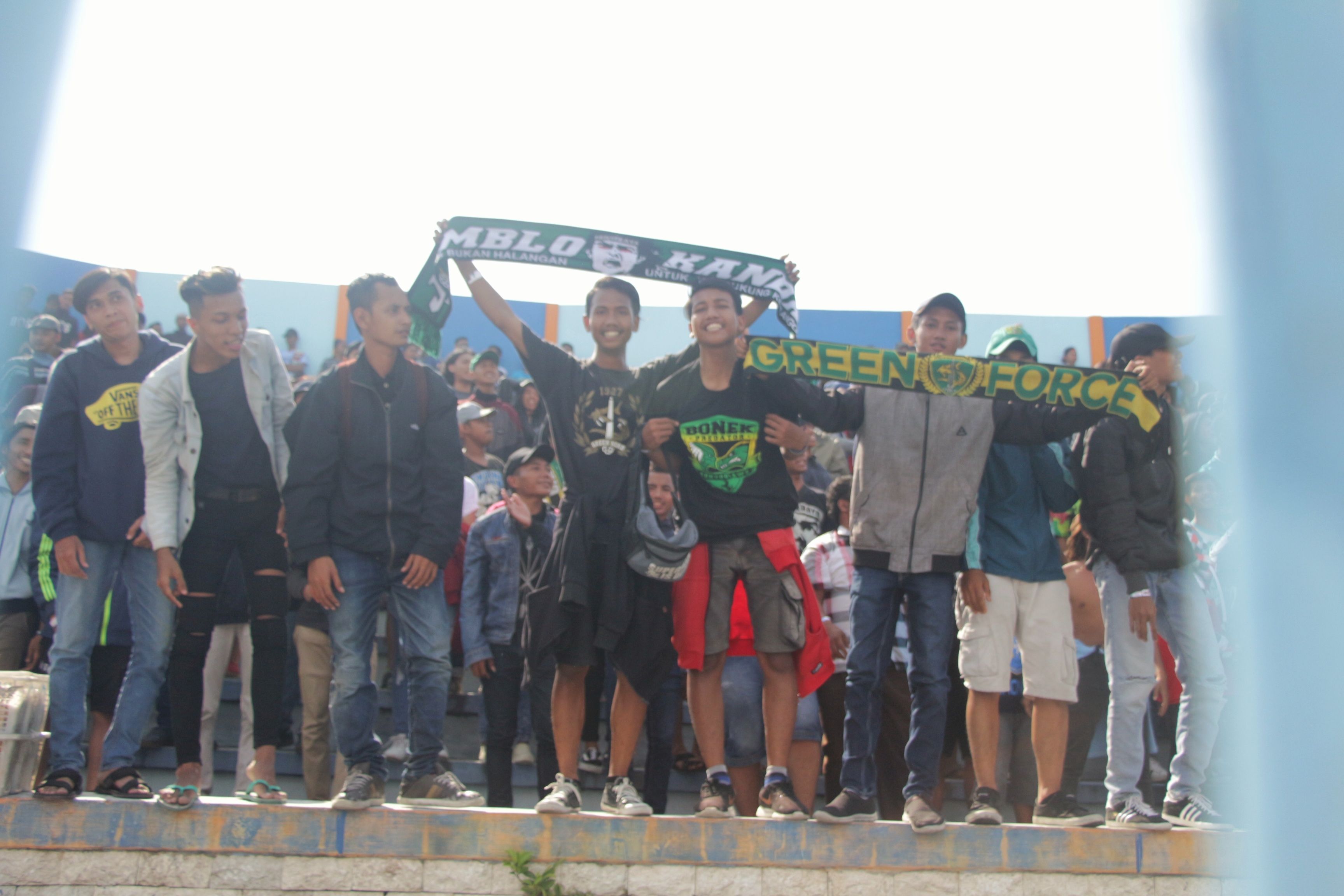 Bonek mania di Stadion Surajaya. Copyright: © INDOSPORT/Fitra Herdian