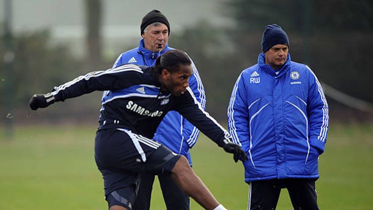 Didier Drogba saat berlatih bersama Chelsea sewaktu masih aktif jadi pemain sepak bola. Copyright: © Getty Image