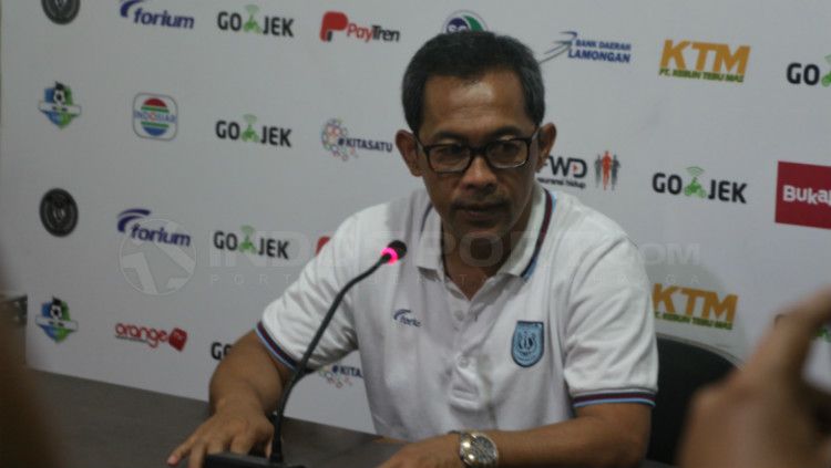 Aji Santoso memberikan keterangan seusai pertandingan selesai Copyright: © Fitra Herdian/INDOSPORT