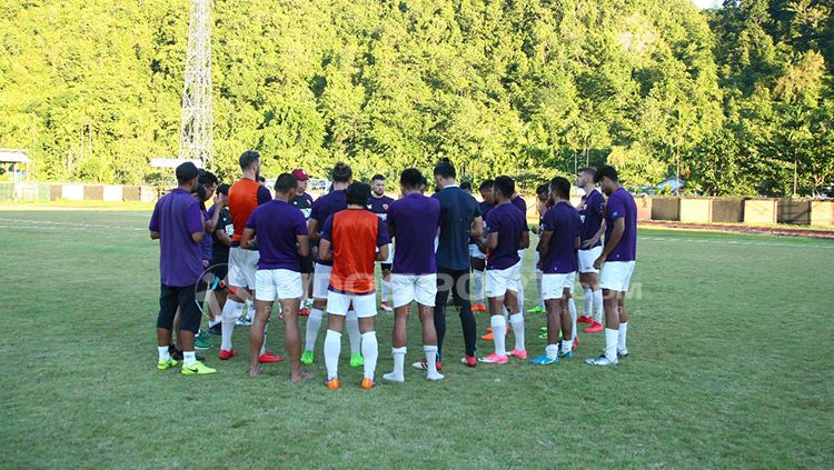 Pemain PSM Makassar menggelar sesi latihan bersama. Copyright: © Reno Firhad Rinaldi/INDOSPORT