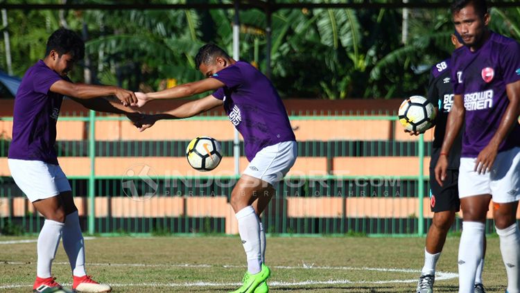 PSM Makassar menggelar sesi uji coba lapangan di Stadion Marora, Serui pada Jum'at sore (30/3/18). Sesi uji coba lapangan ini merupakan kewajiban bagi setiap tim sehari sebelum pertandingan dimulai. Copyright: © Reno Firhad Rinaldi/INDOSPORT