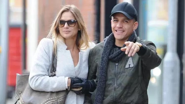 Alexis Sanchez dan Mayte Rodriguez. Copyright: © thesun.co.uk