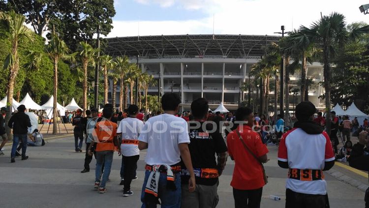 Jakmania mulai berdatangan ke GBK. Copyright: © Petrus Manus Da' Yerimon/INDOSPORT